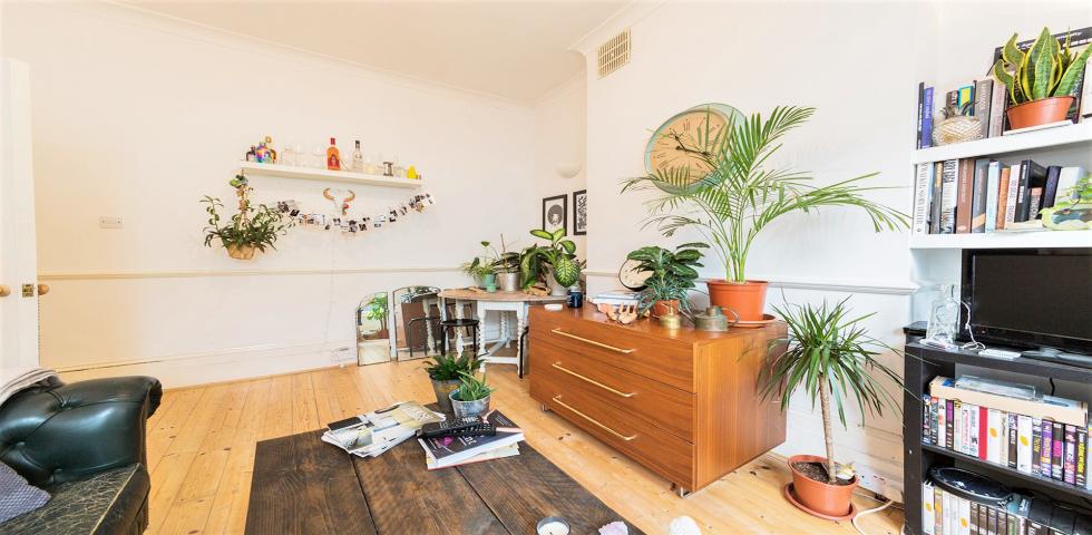 			PRIVATE GARDEN, 1 Bedroom, 1 bath, 1 reception Flat			 Kenilworth Road, KILBURN